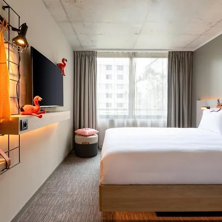 Moxy 3*