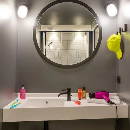 Moxy 3*